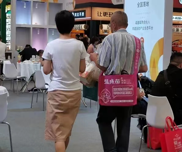 张成荣电烤鸡架上海美食展