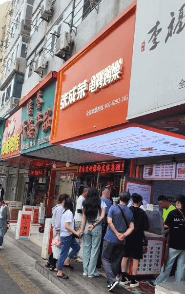 张成荣电烤鸡架和麻辣拌组合拳：全时段覆盖，抓住每波客流